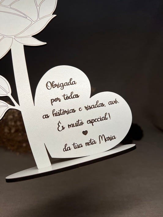 Rosa com Coração e Dedicatória Gravada